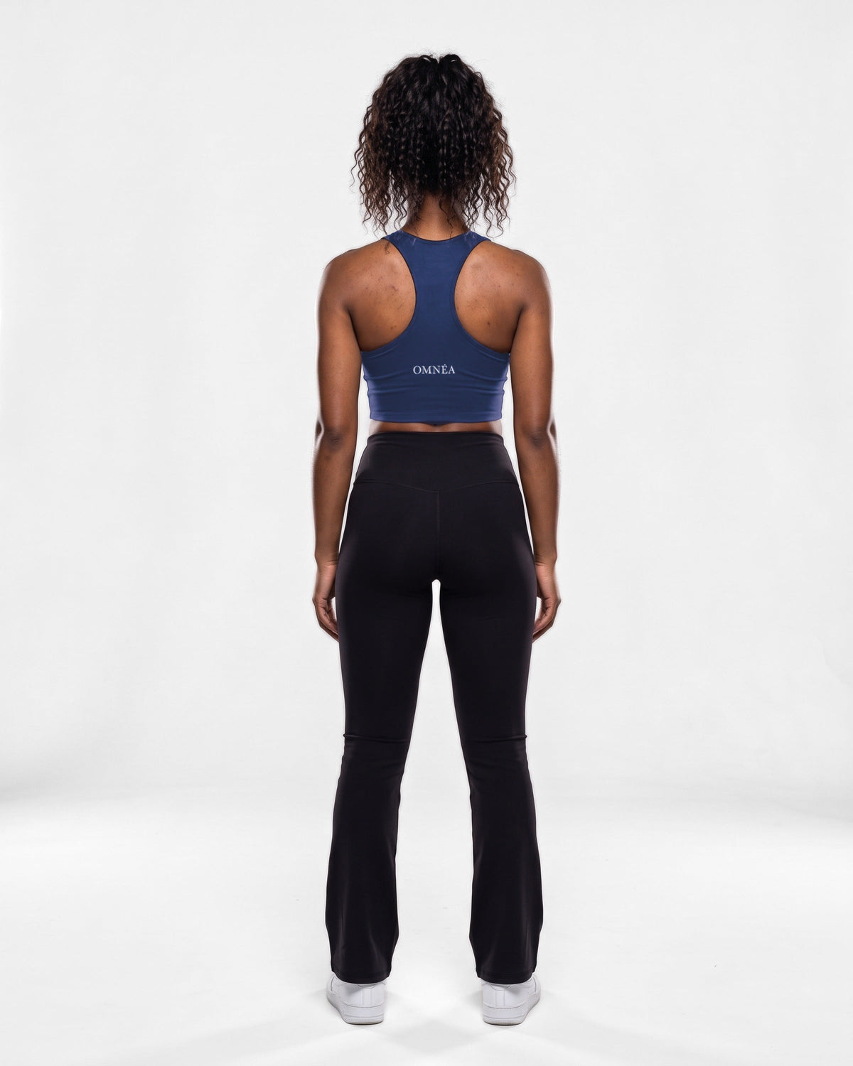 OMNÉA Racer Crop Top in OMNÉA Blue – Rückansicht