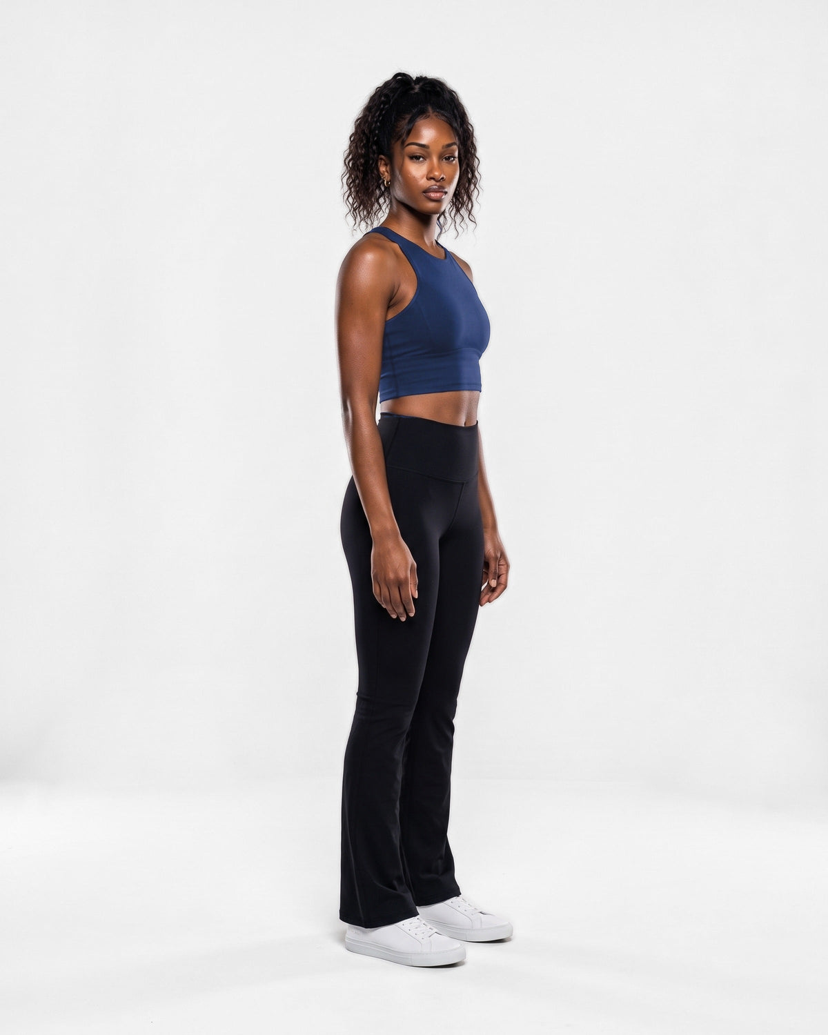 OMNÉA Racer Crop Top in OMNÉA Blue – Dreiviertelansicht