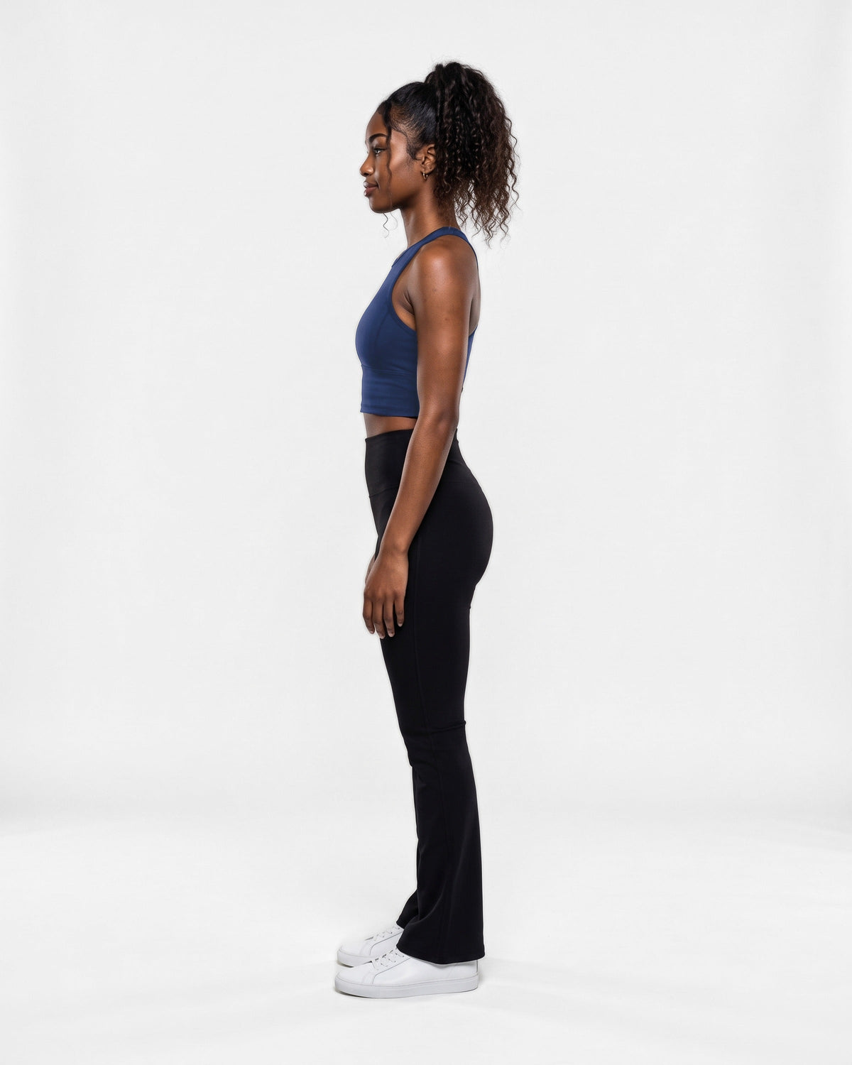 OMNÉA Racer Crop Top in OMNÉA Blue – Seitenansicht