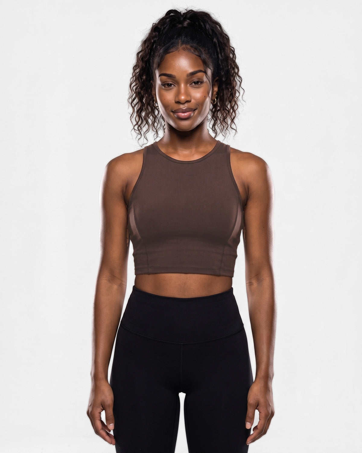 OMNÉA Racer Crop Top in OMNÉA Mocha – Vorderansicht