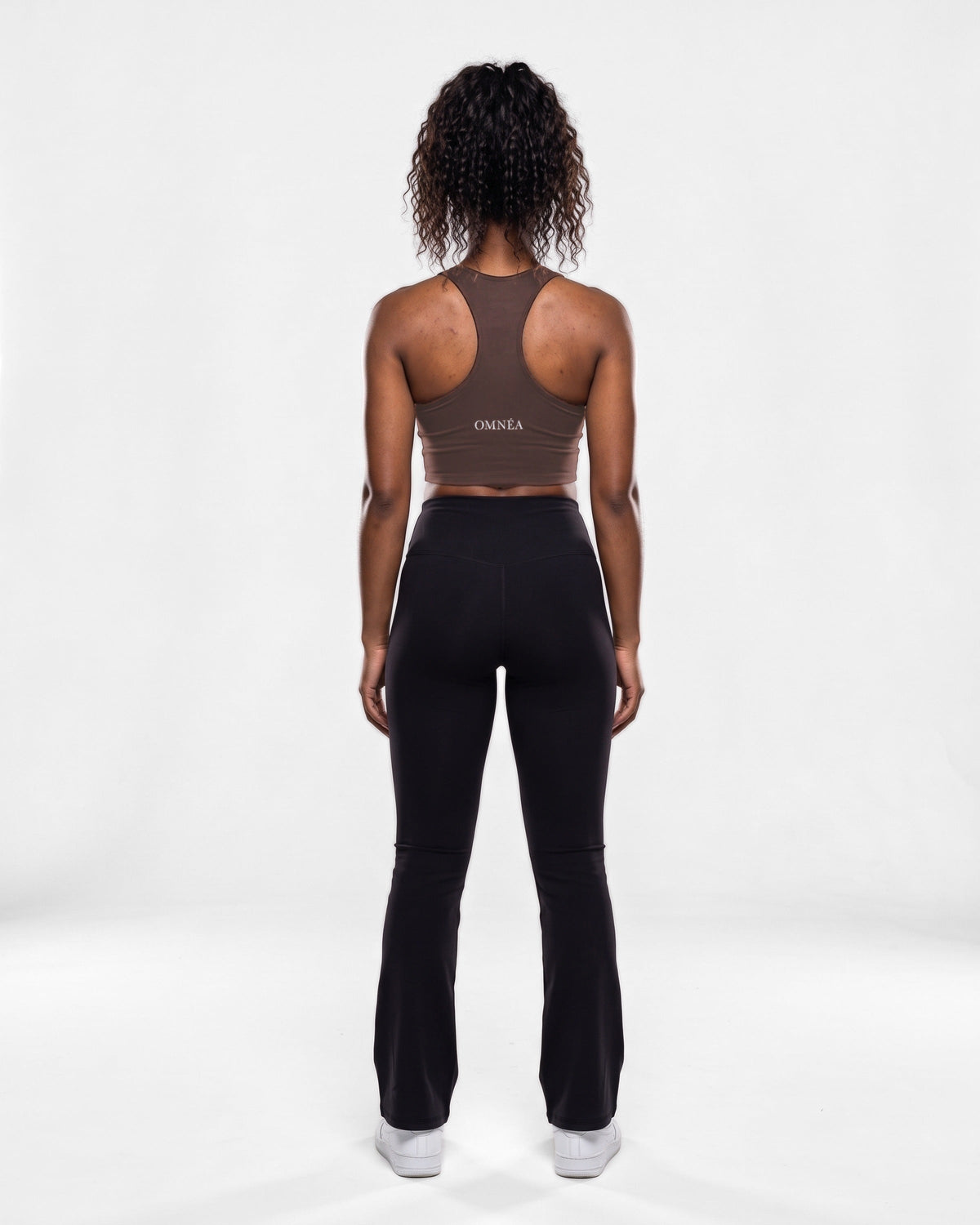 OMNÉA Racer Crop Top in OMNÉA Mocha – Rückansicht