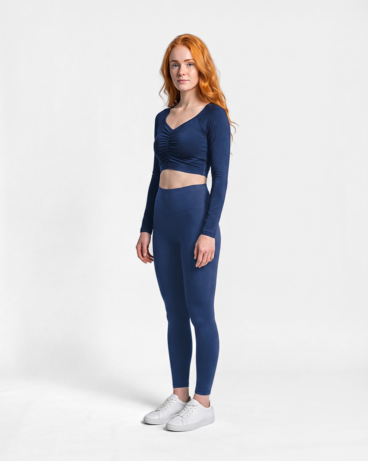 OMNÉA Ruched Sweetheart Long Sleeve in OMNÉA Blue – Dreiviertelansicht