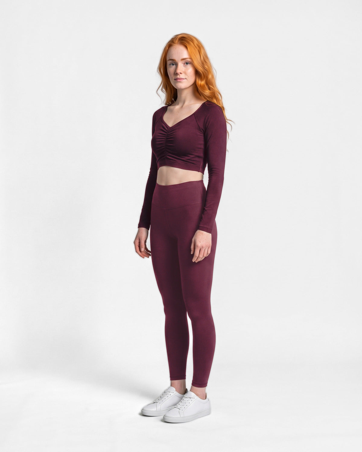 OMNÉA Ruched Sweetheart Long Sleeve in OMNÉA Burgundy – Dreiviertelansicht