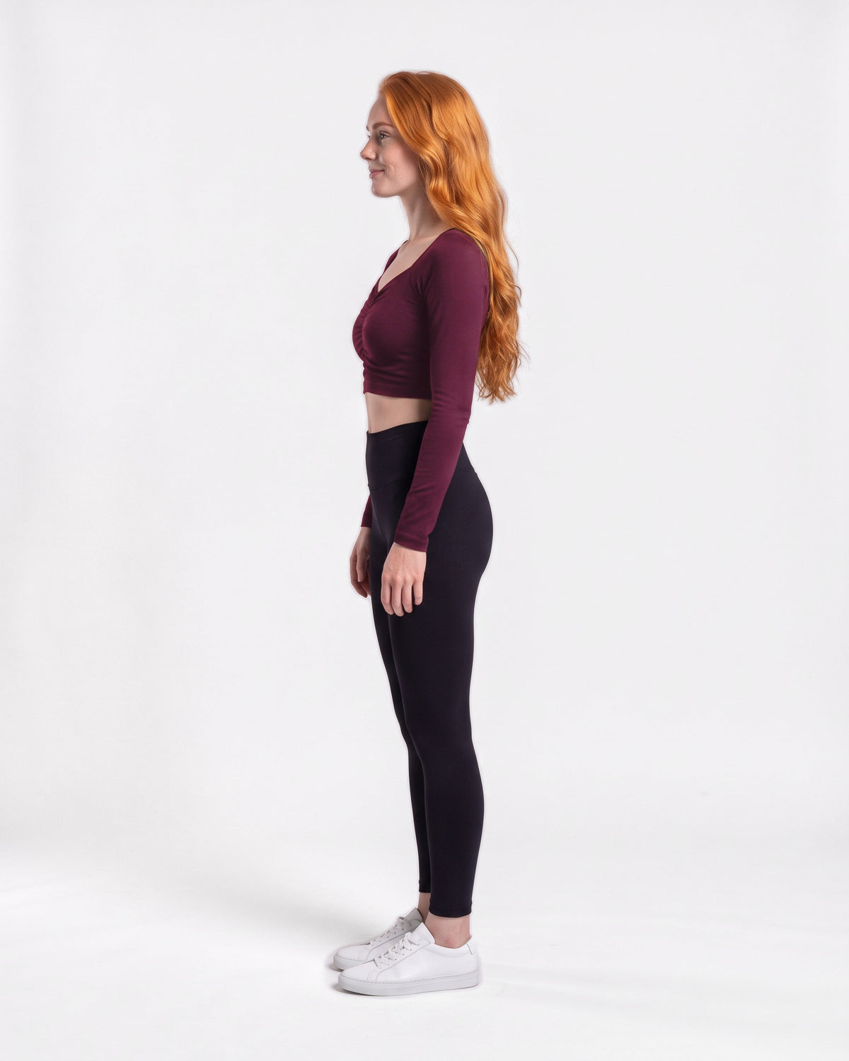 OMNÉA Ruched Sweetheart Long Sleeve in OMNÉA Burgundy – Seitenansicht