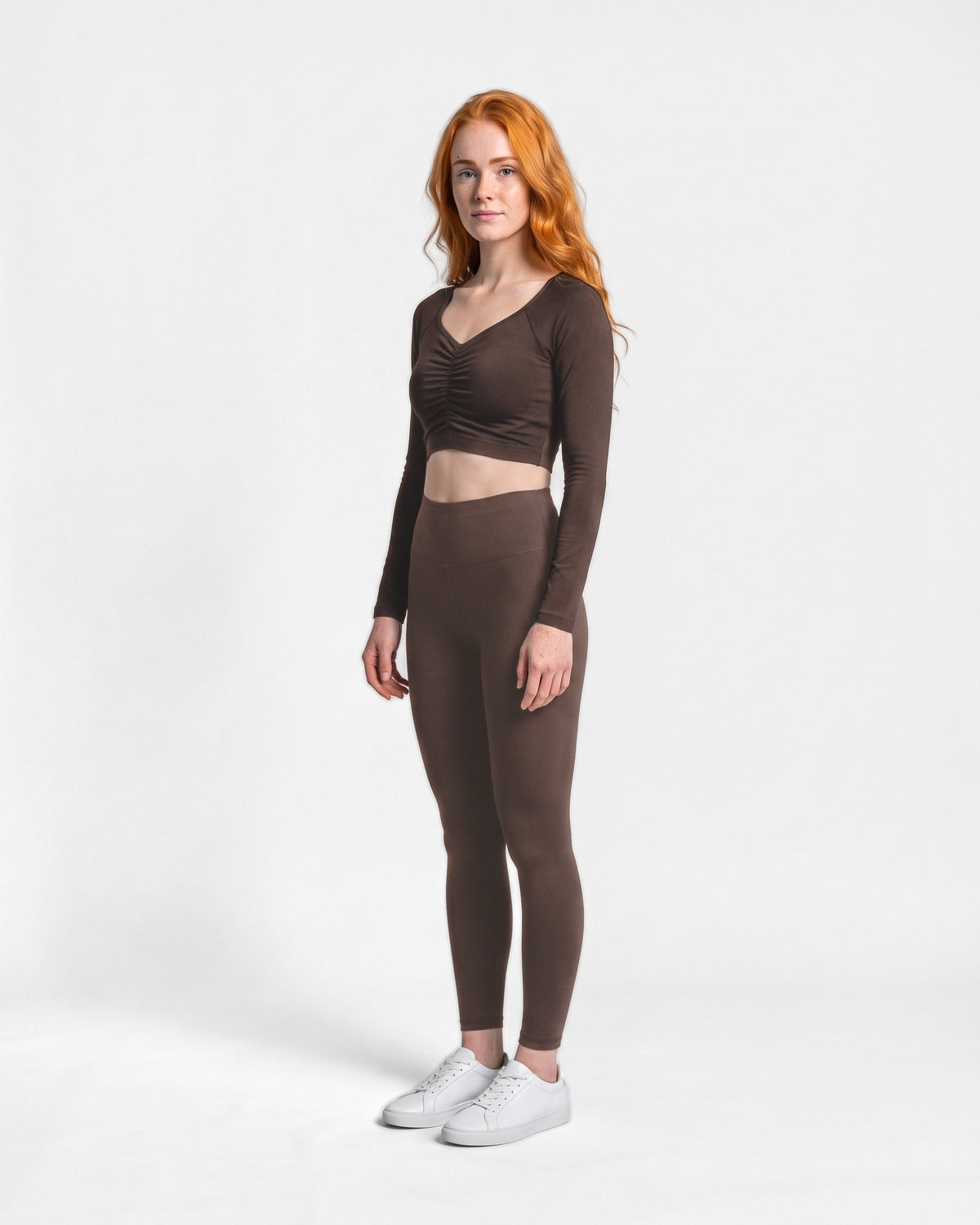 OMNÉA Ruched Sweetheart Long Sleeve in OMNÉA Mocha – Dreiviertelansicht
