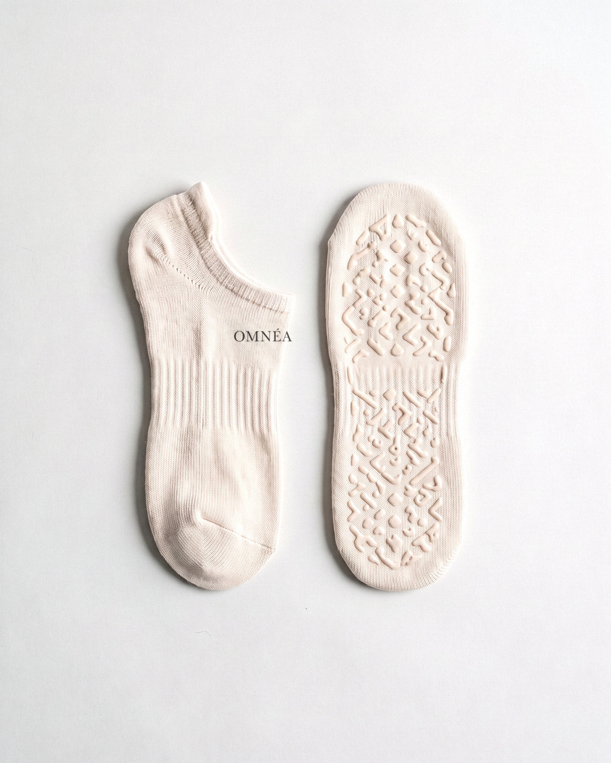 OMNÉA Grip Élite Pilates Socks in Ivory – Produktansicht