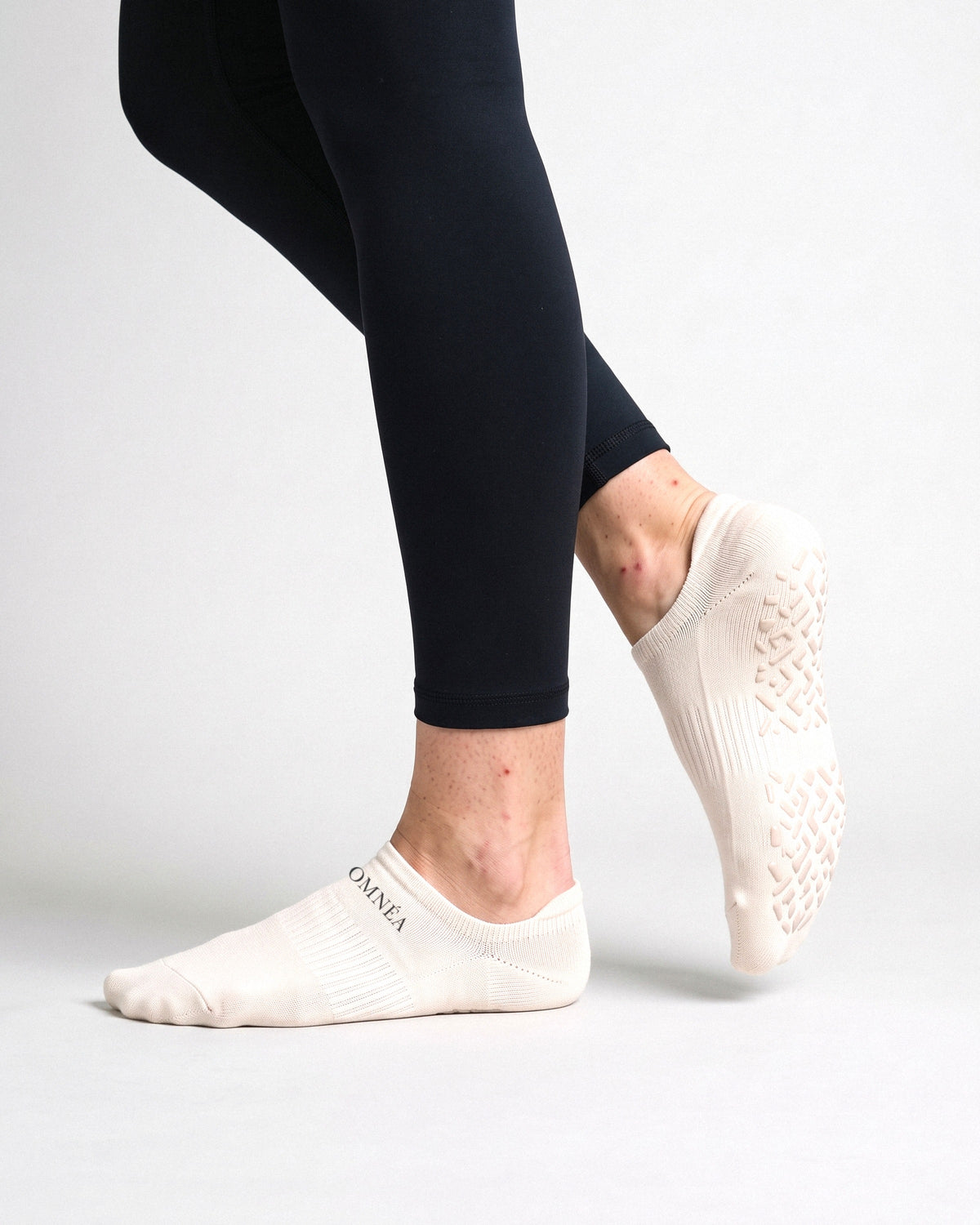 OMNÉA Grip Élite Pilates Socks in Ivory – getragen