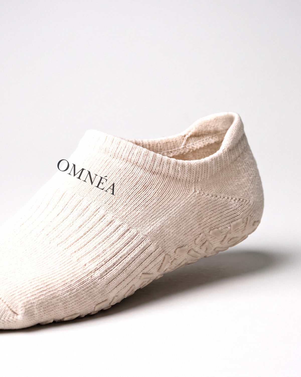 OMNÉA Grip Élite Pilates Socks in Ivory – Detail Logo und Grip-Noppen