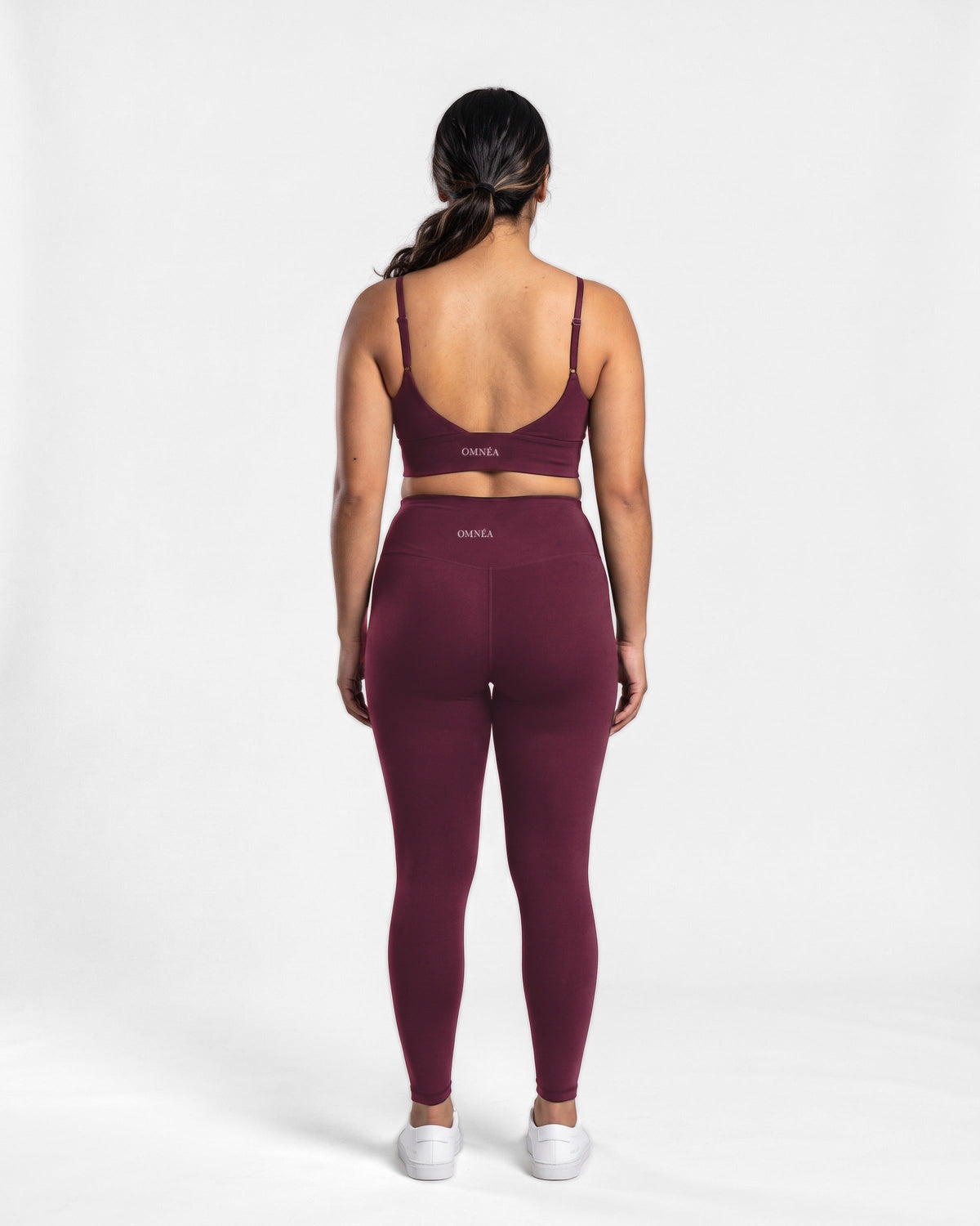 OMNÉA Scoop Back Sports Bra in OMNÉA Burgundy – Rückansicht