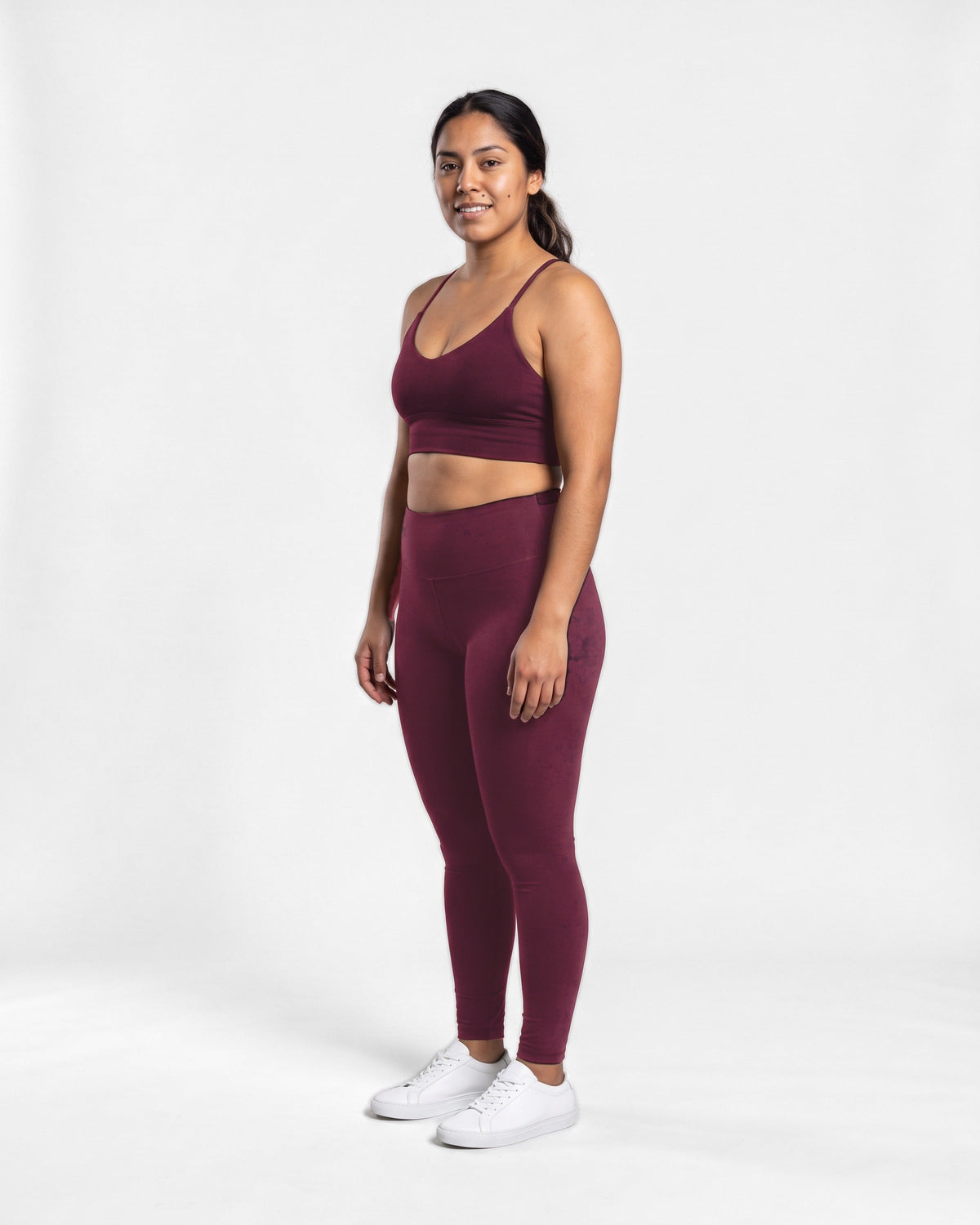 OMNÉA Scoop Back Sports Bra in OMNÉA Burgundy – Dreiviertelansicht
