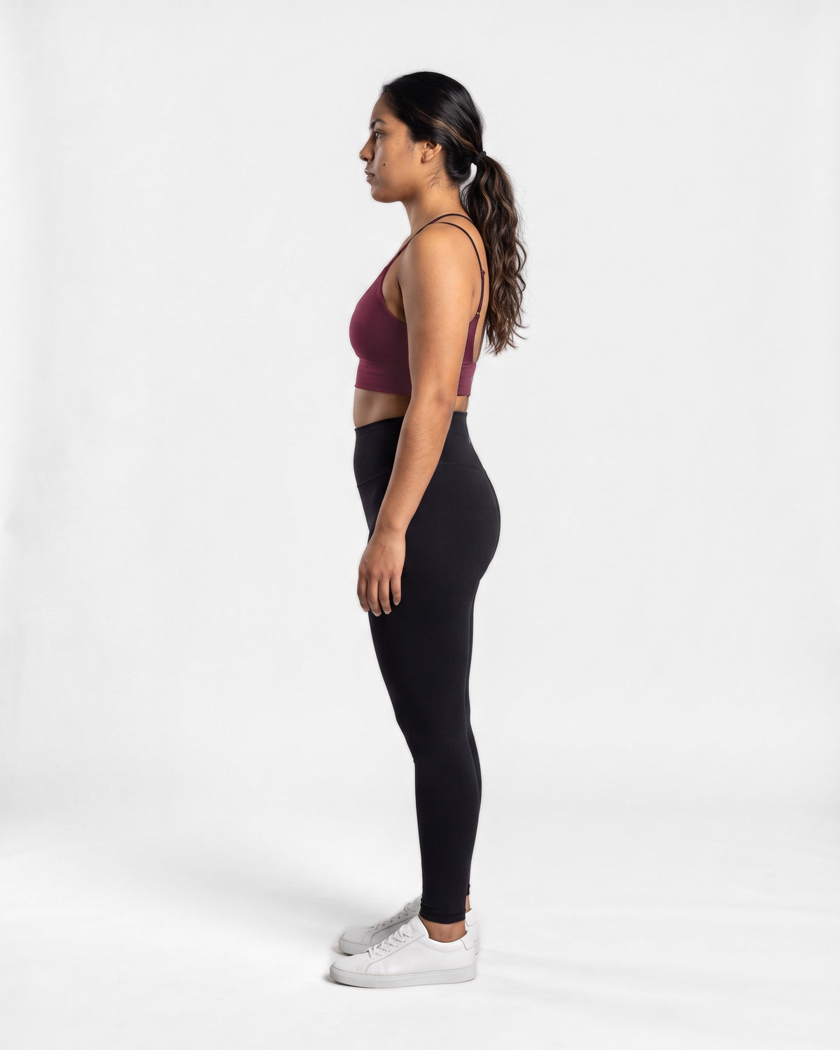 OMNÉA Scoop Back Sports Bra in OMNÉA Burgundy – Seitenansicht