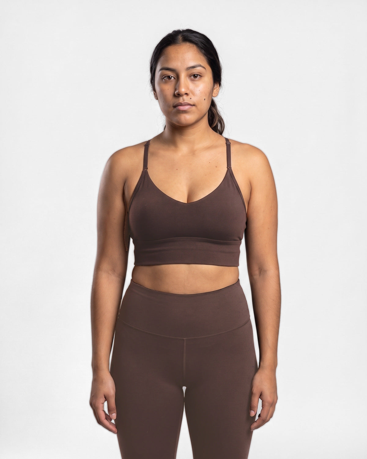 OMNÉA Scoop Back Sports Bra in OMNÉA Mocha – Vorderansicht