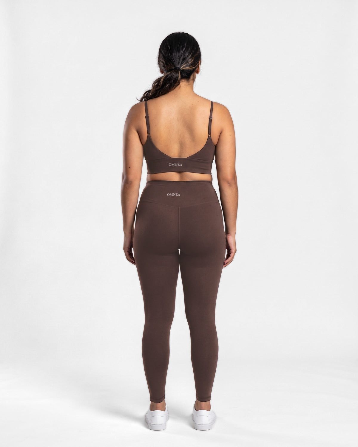 OMNÉA Scoop Back Sports Bra in OMNÉA Mocha – Rückansicht