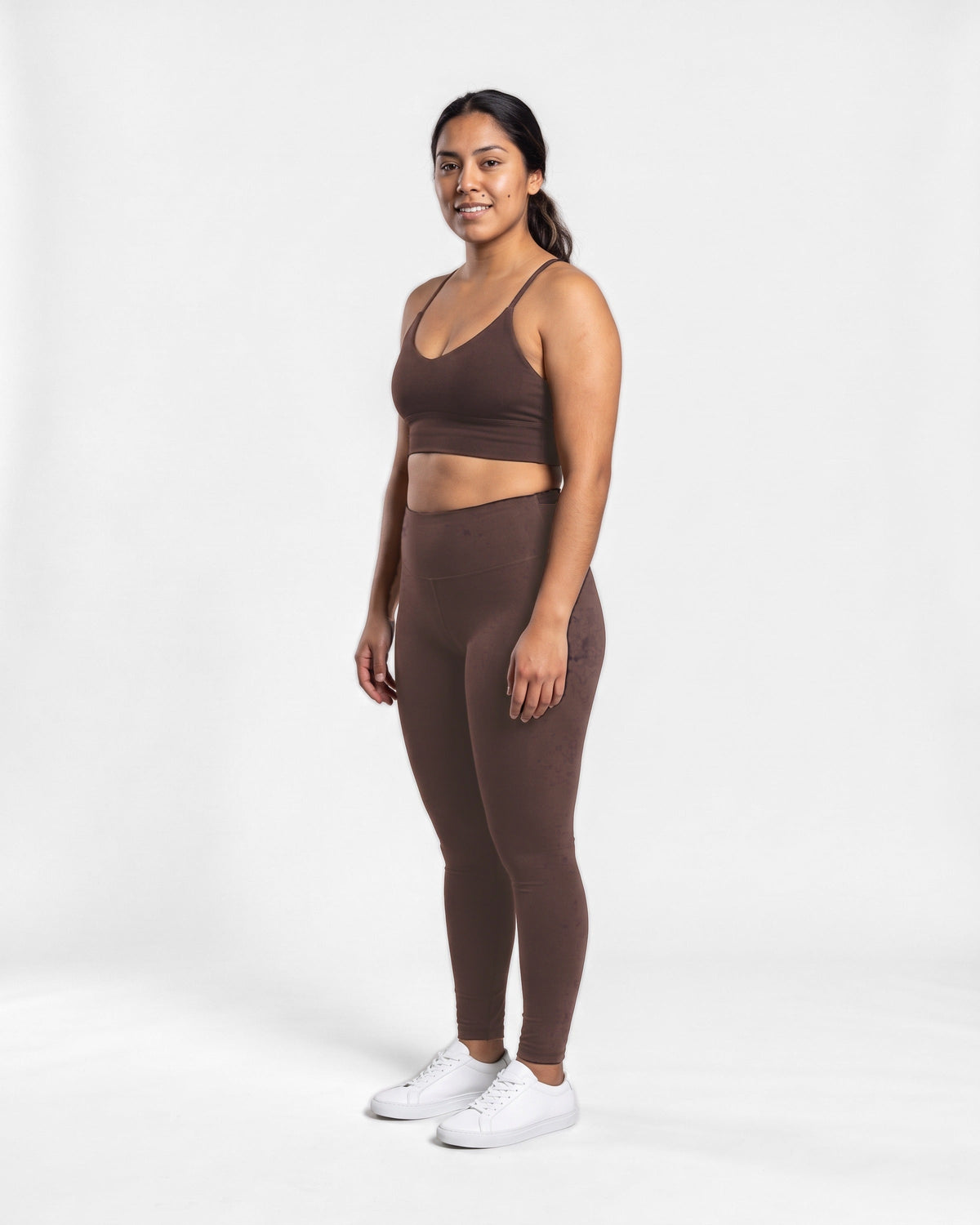 OMNÉA Scoop Back Sports Bra in OMNÉA Mocha – Dreiviertelansicht