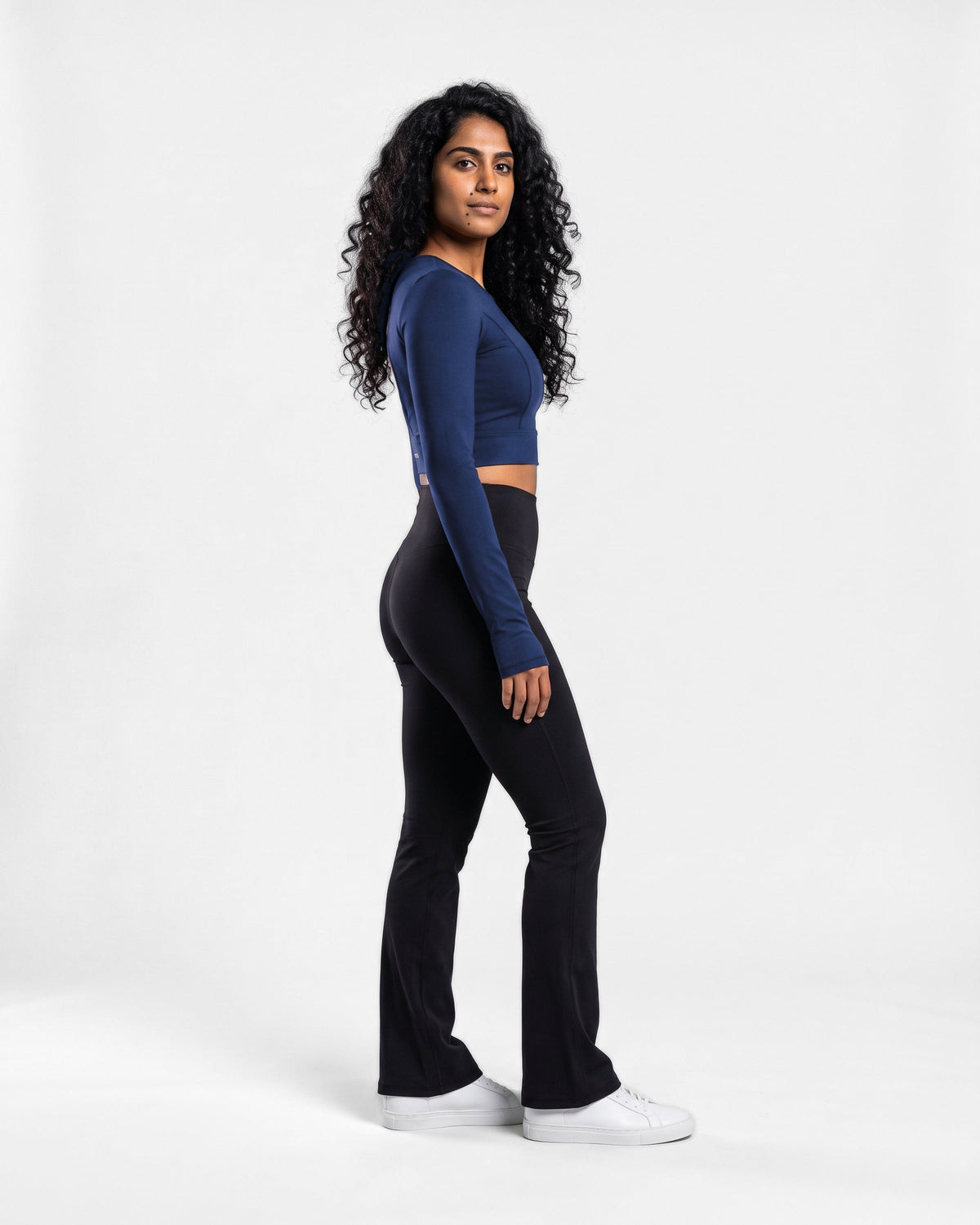 OMNÉA Sculpt Long Sleeve V-Back in OMNÉA Blue – Dreiviertelansicht