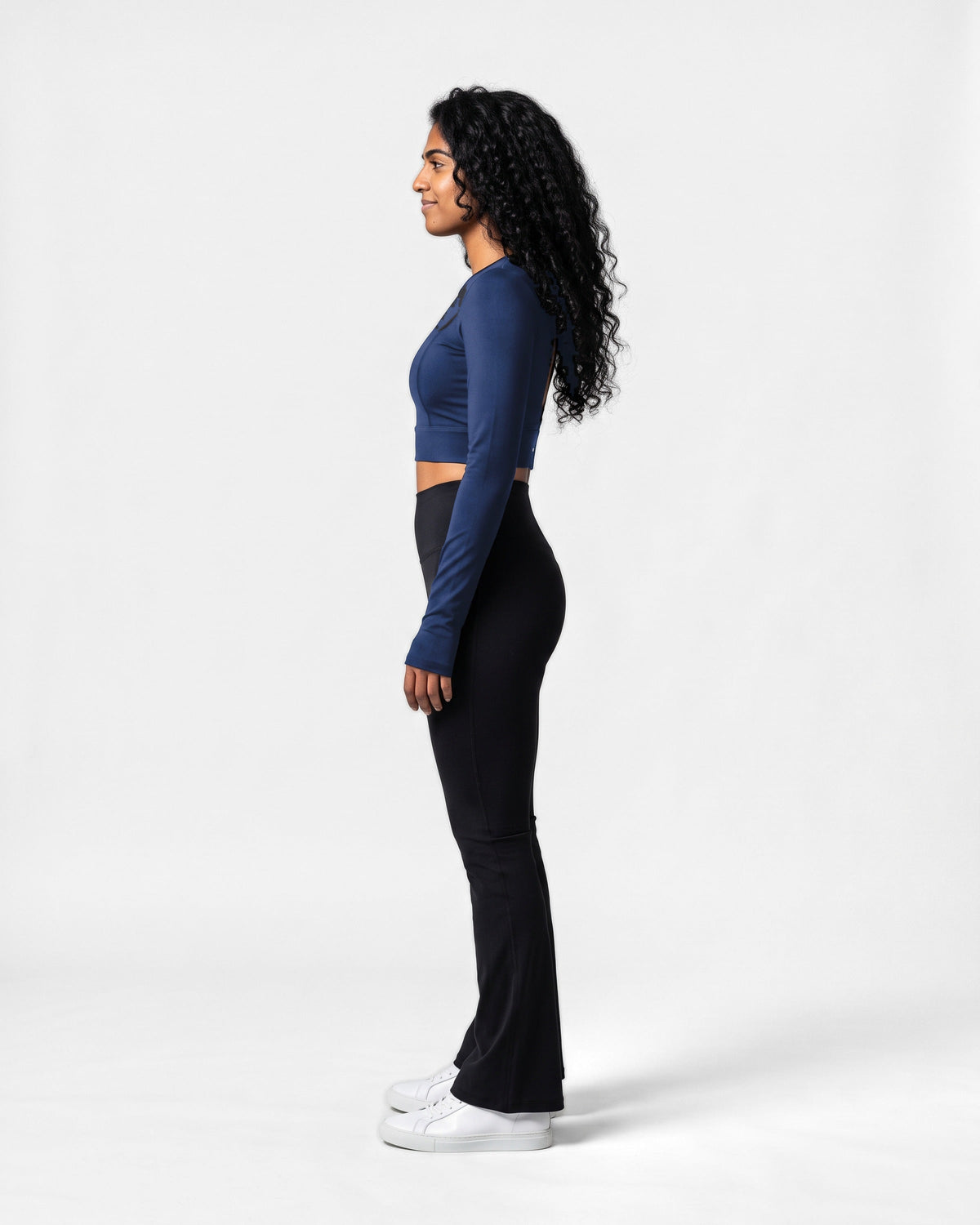 OMNÉA Sculpt Long Sleeve V-Back in OMNÉA Blue – Seitenansicht