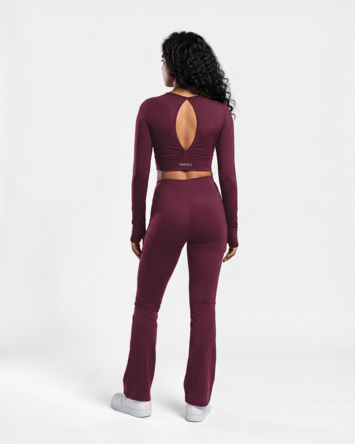 OMNÉA Sculpt Long Sleeve V-Back in OMNÉA Burgundy – Rückansicht