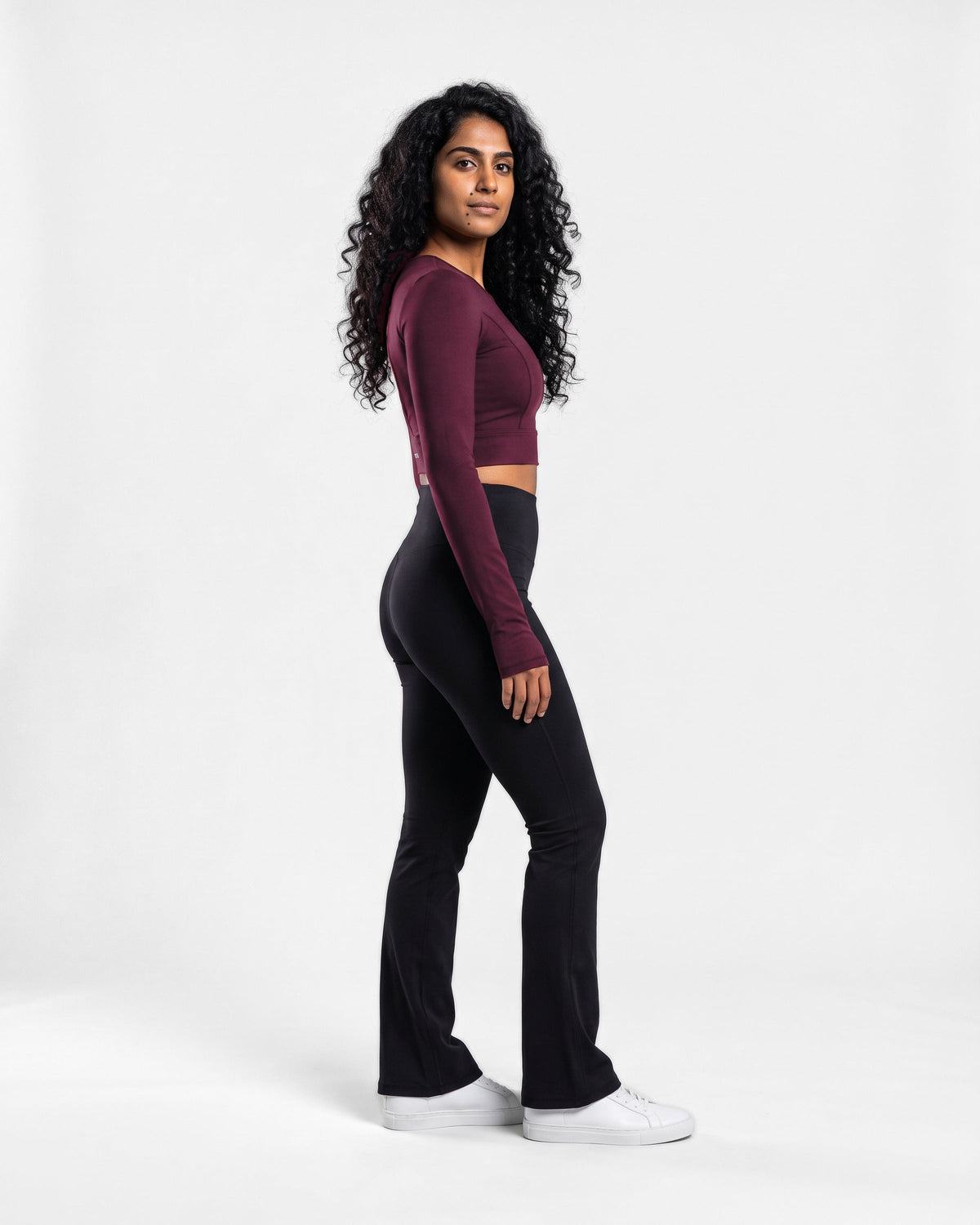 OMNÉA Sculpt Long Sleeve V-Back in OMNÉA Burgundy – Dreiviertelansicht