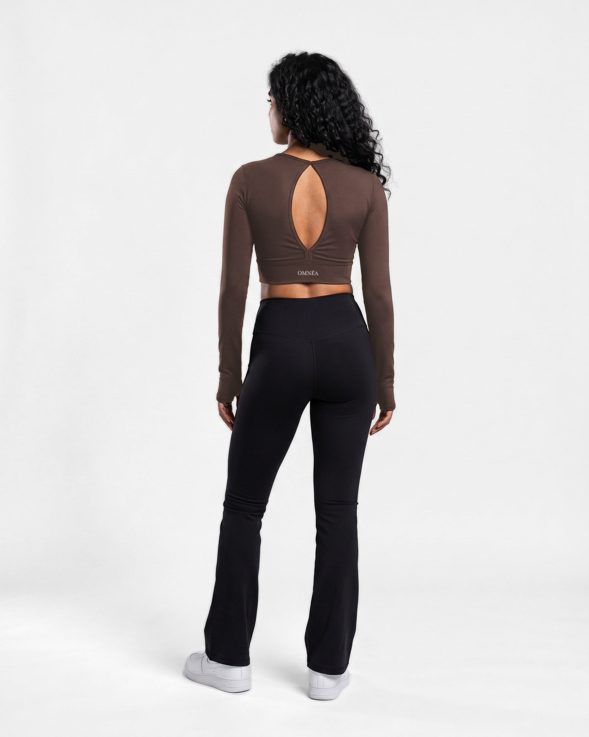 OMNÉA Sculpt Long Sleeve V-Back in OMNÉA Mocha – Rückansicht