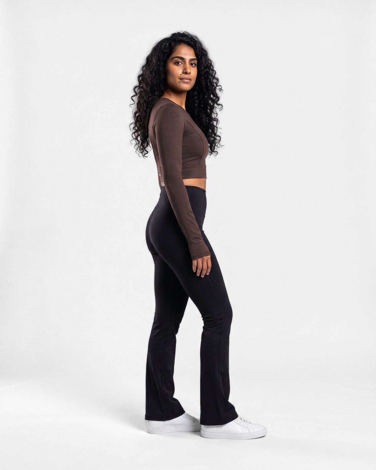 OMNÉA Sculpt Long Sleeve V-Back in OMNÉA Mocha – Dreiviertelansicht