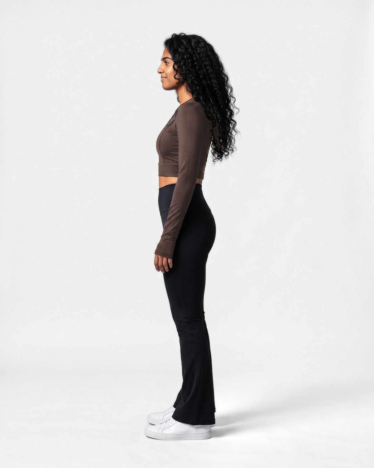 OMNÉA Sculpt Long Sleeve V-Back in OMNÉA Mocha – Seitenansicht