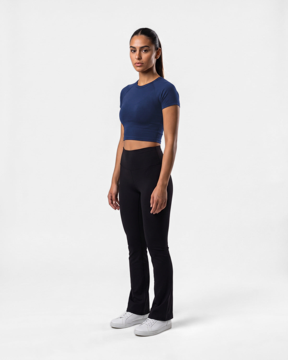 OMNÉA Short Sleeve Crop Top in OMNÉA Blue – Dreiviertelansicht