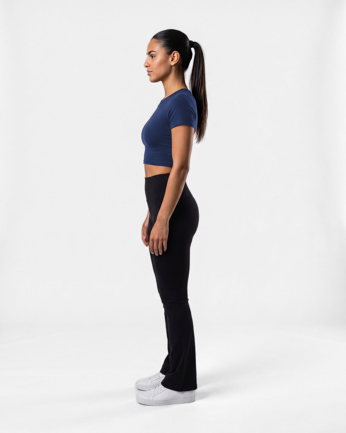 OMNÉA Short Sleeve Crop Top in OMNÉA Blue – Seitenansicht