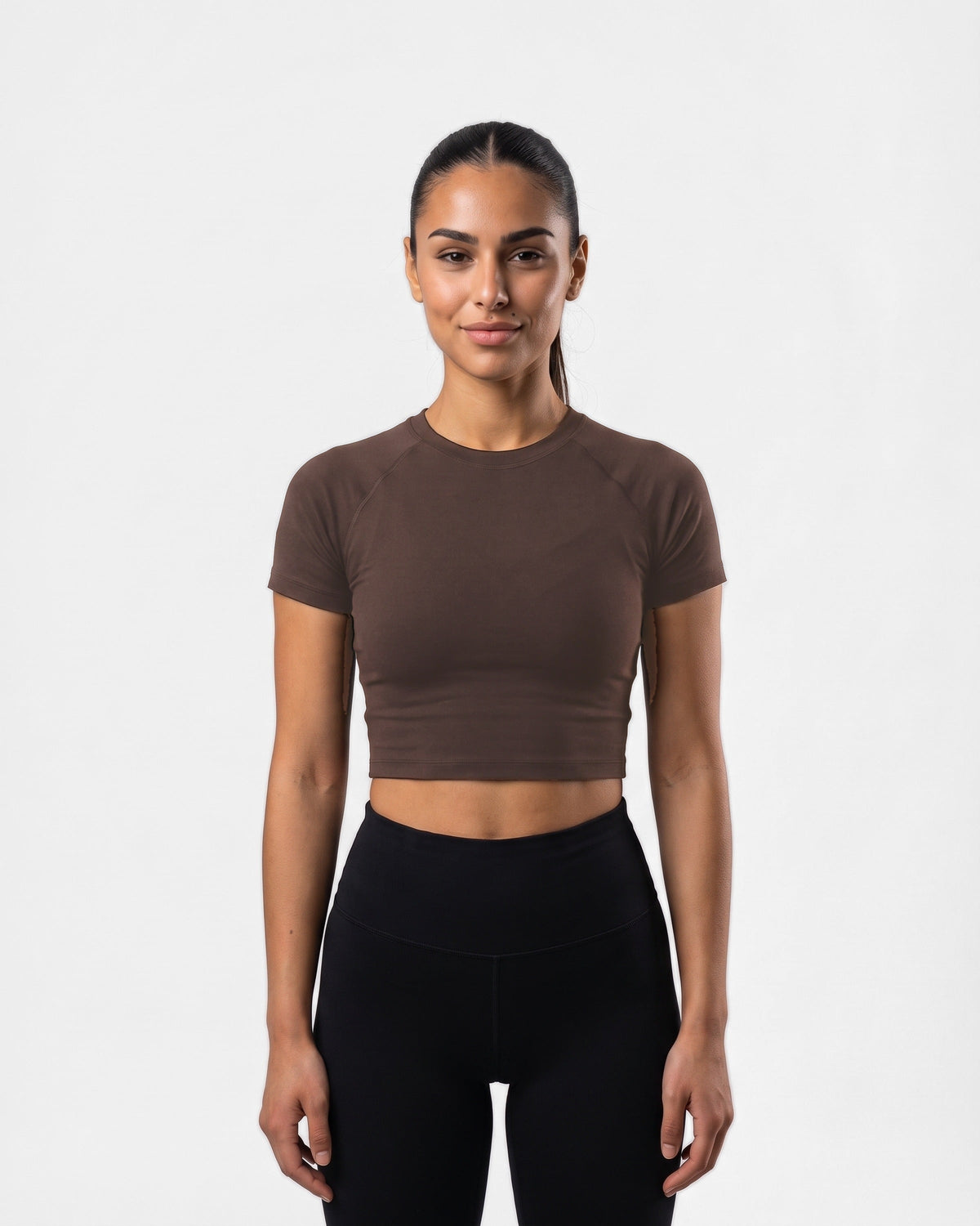 OMNÉA Short Sleeve Crop Top in OMNÉA Mocha – Vorderansicht