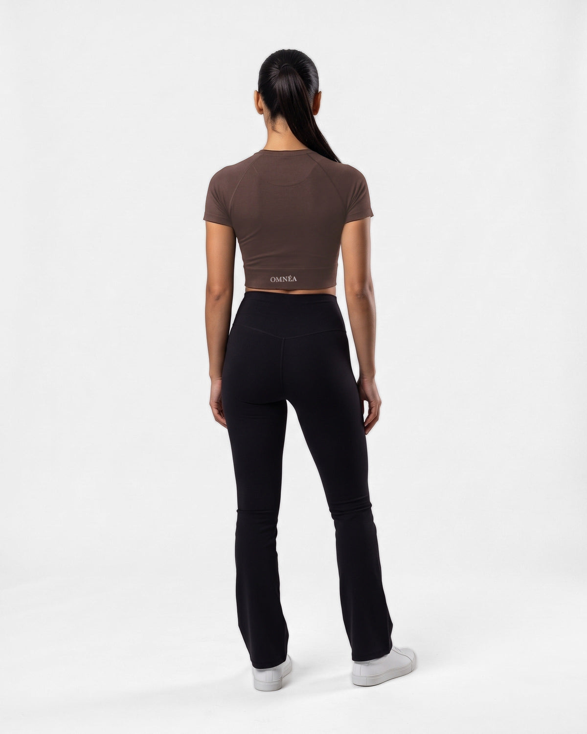 OMNÉA Short Sleeve Crop Top in OMNÉA Mocha – Rückansicht