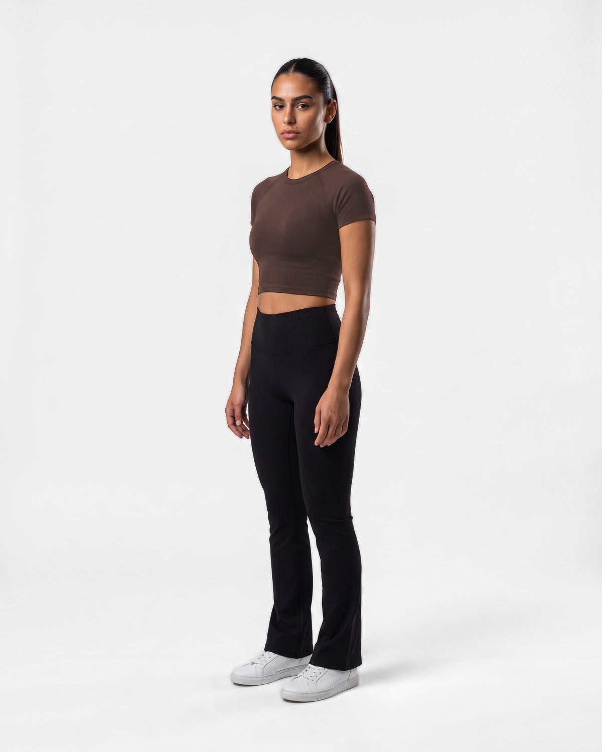 OMNÉA Short Sleeve Crop Top in OMNÉA Mocha – Dreiviertelansicht