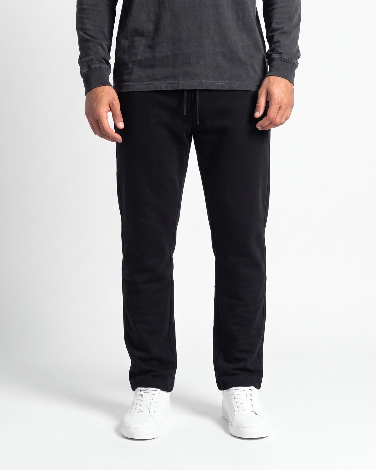 OMNÉA Straight Leg Jogger in OMNÉA Black – Vorderansicht
