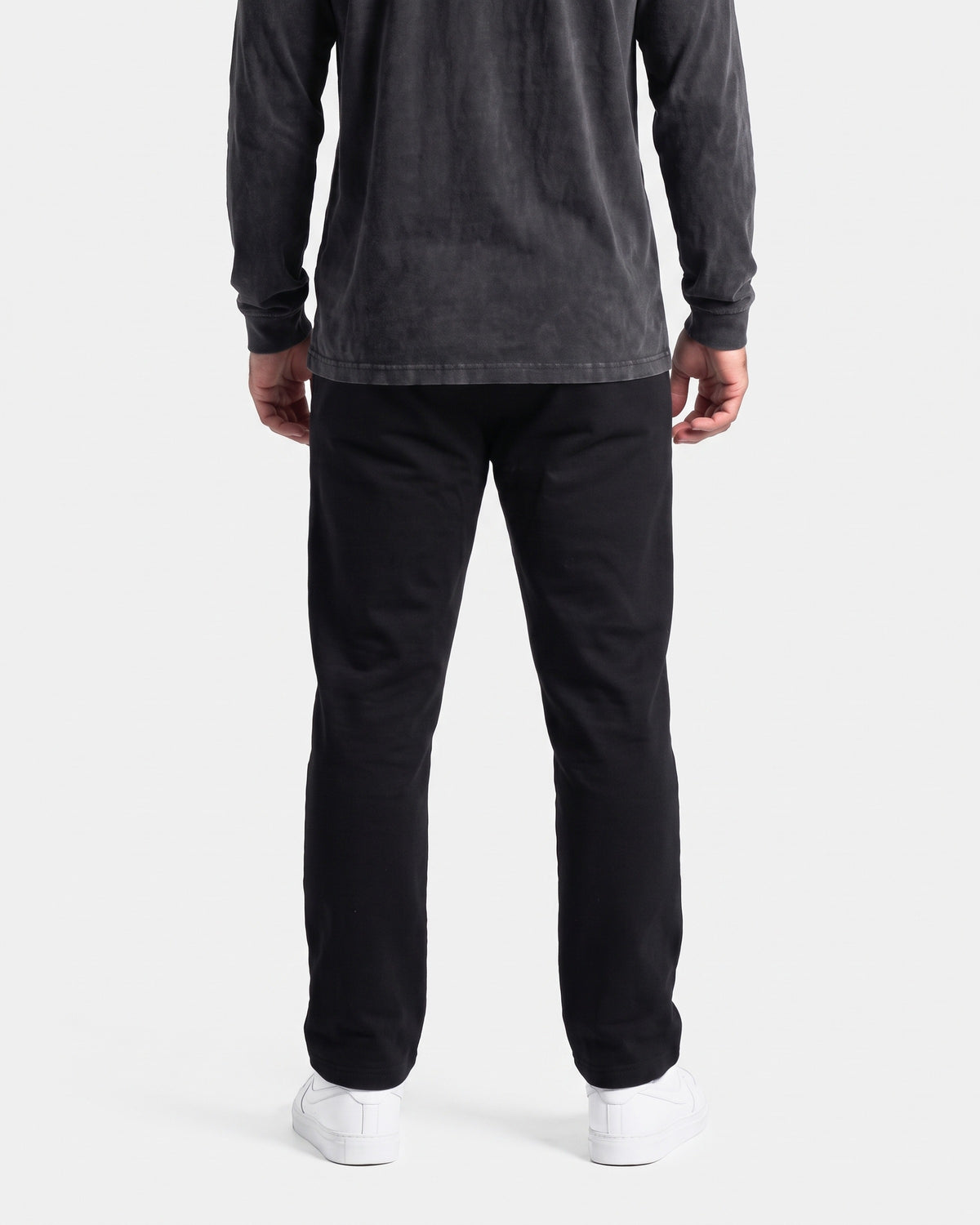 OMNÉA Straight Leg Jogger in OMNÉA Black – Rückansicht