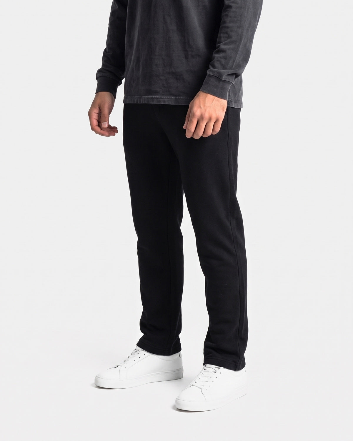 OMNÉA Straight Leg Jogger in OMNÉA Black – Dreiviertelansicht