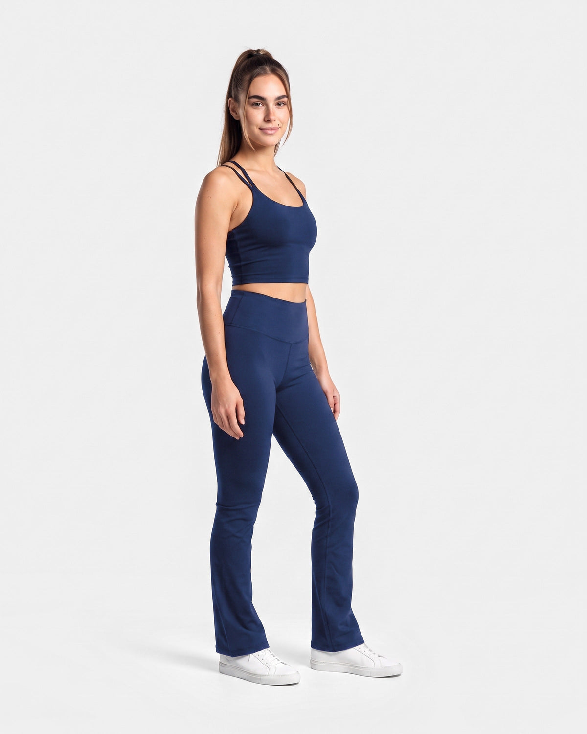 OMNÉA Strappy Crop Top in OMNÉA Blue – Dreiviertelansicht