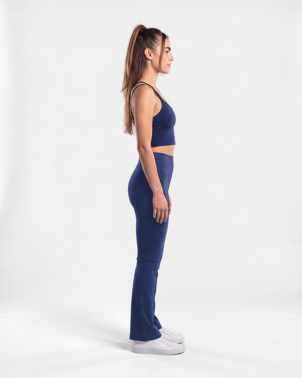OMNÉA Strappy Crop Top in OMNÉA Blue – Seitenansicht