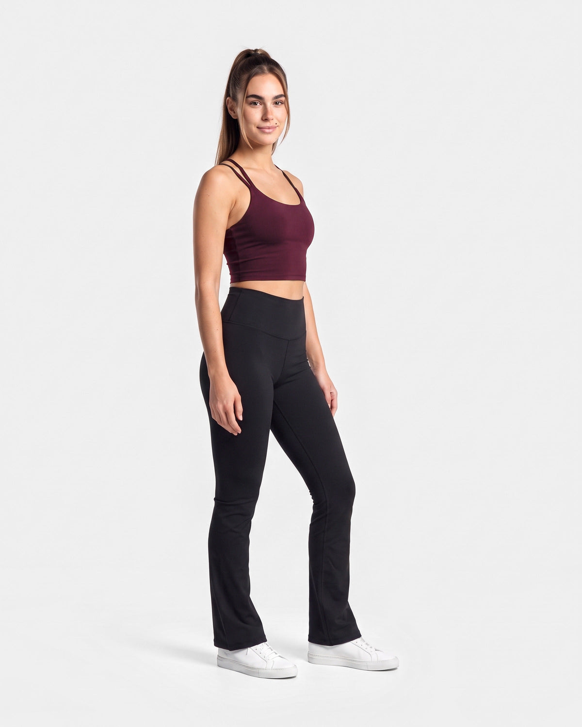 OMNÉA Strappy Crop Top in OMNÉA Burgundy – Dreiviertelansicht