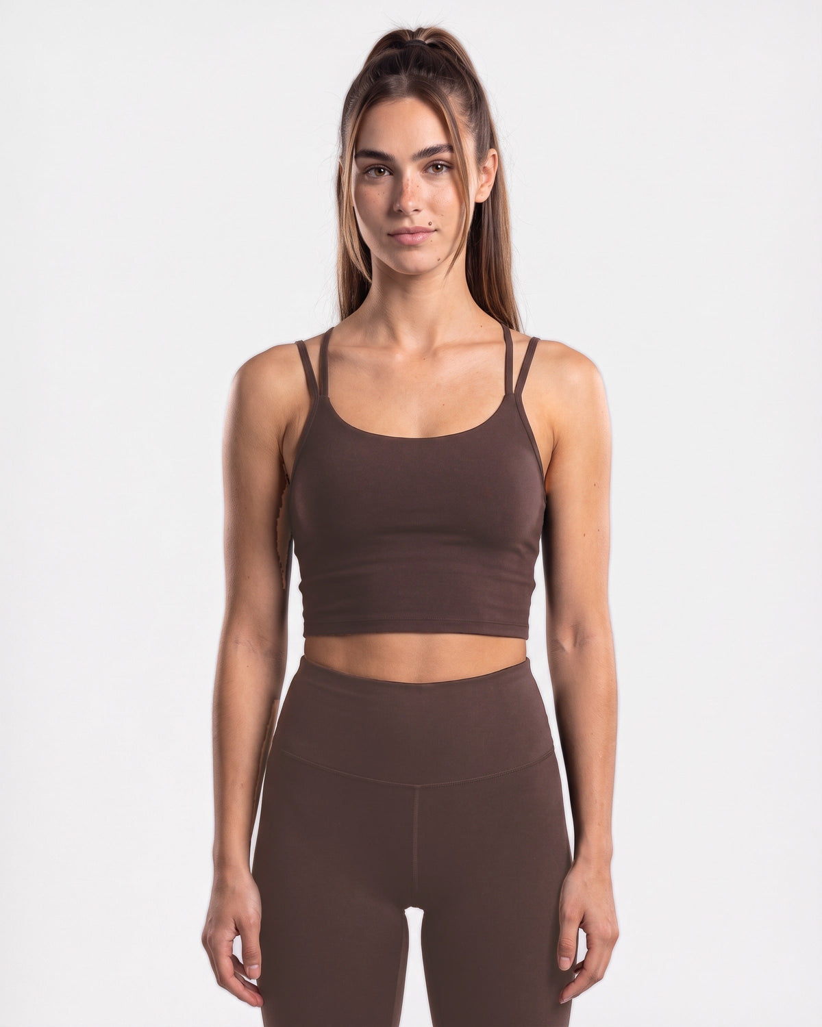 OMNÉA Strappy Crop Top in OMNÉA Mocha – Vorderansicht