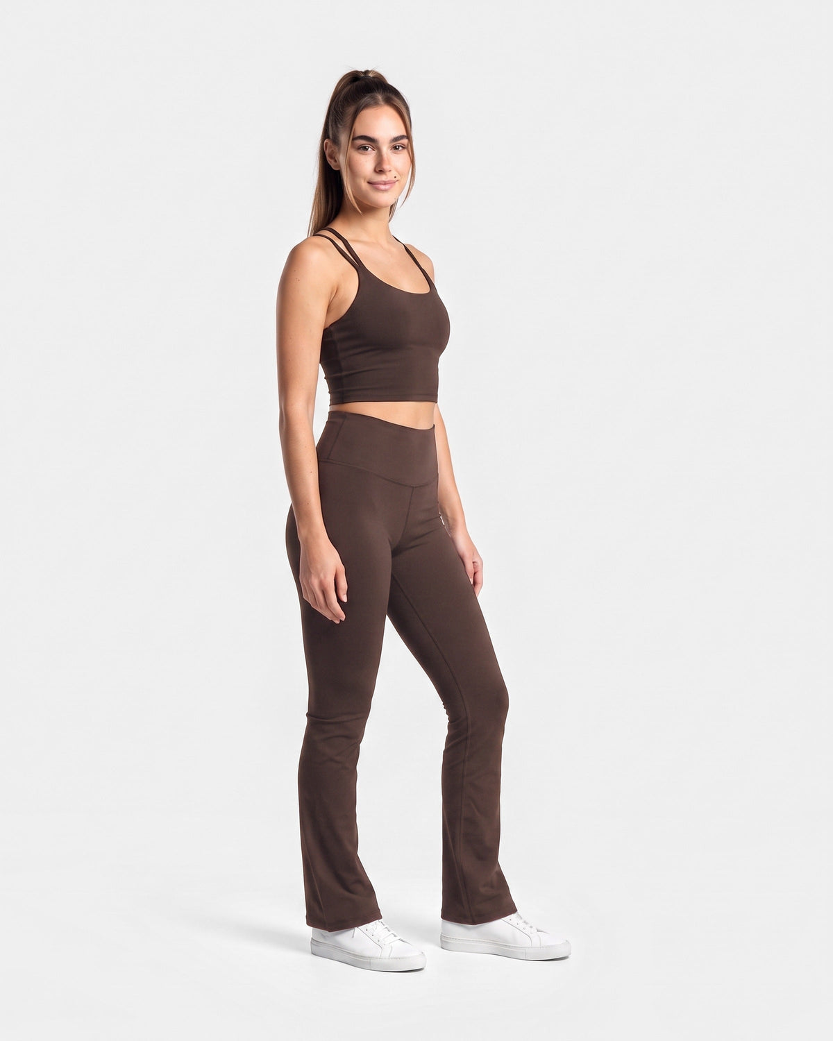 OMNÉA Strappy Crop Top in OMNÉA Mocha – Dreiviertelansicht