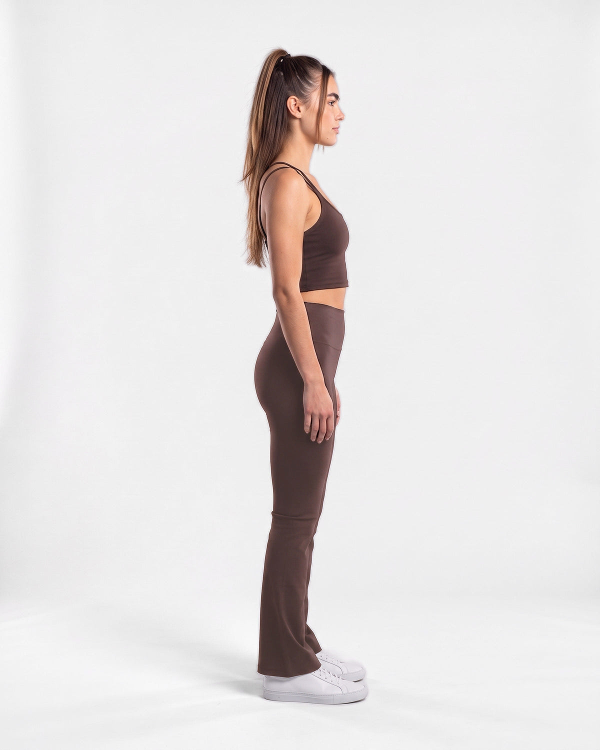 OMNÉA Strappy Crop Top in OMNÉA Mocha – Seitenansicht