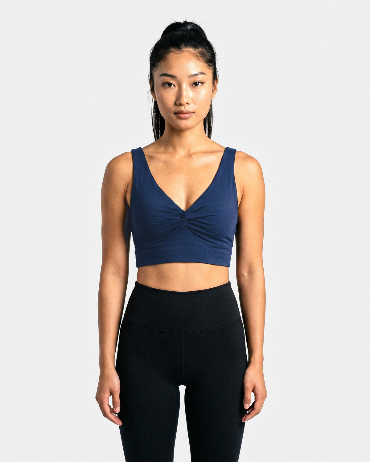 OMNÉA Twist Crop Top in OMNÉA Blue – Vorderansicht