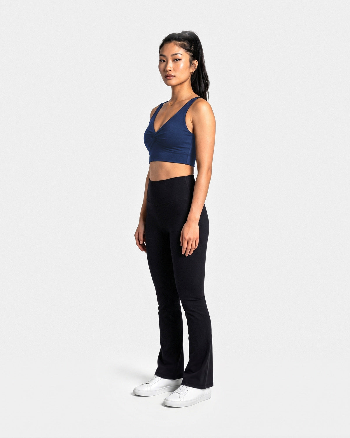 OMNÉA Twist Crop Top in OMNÉA Blue – Dreiviertelansicht
