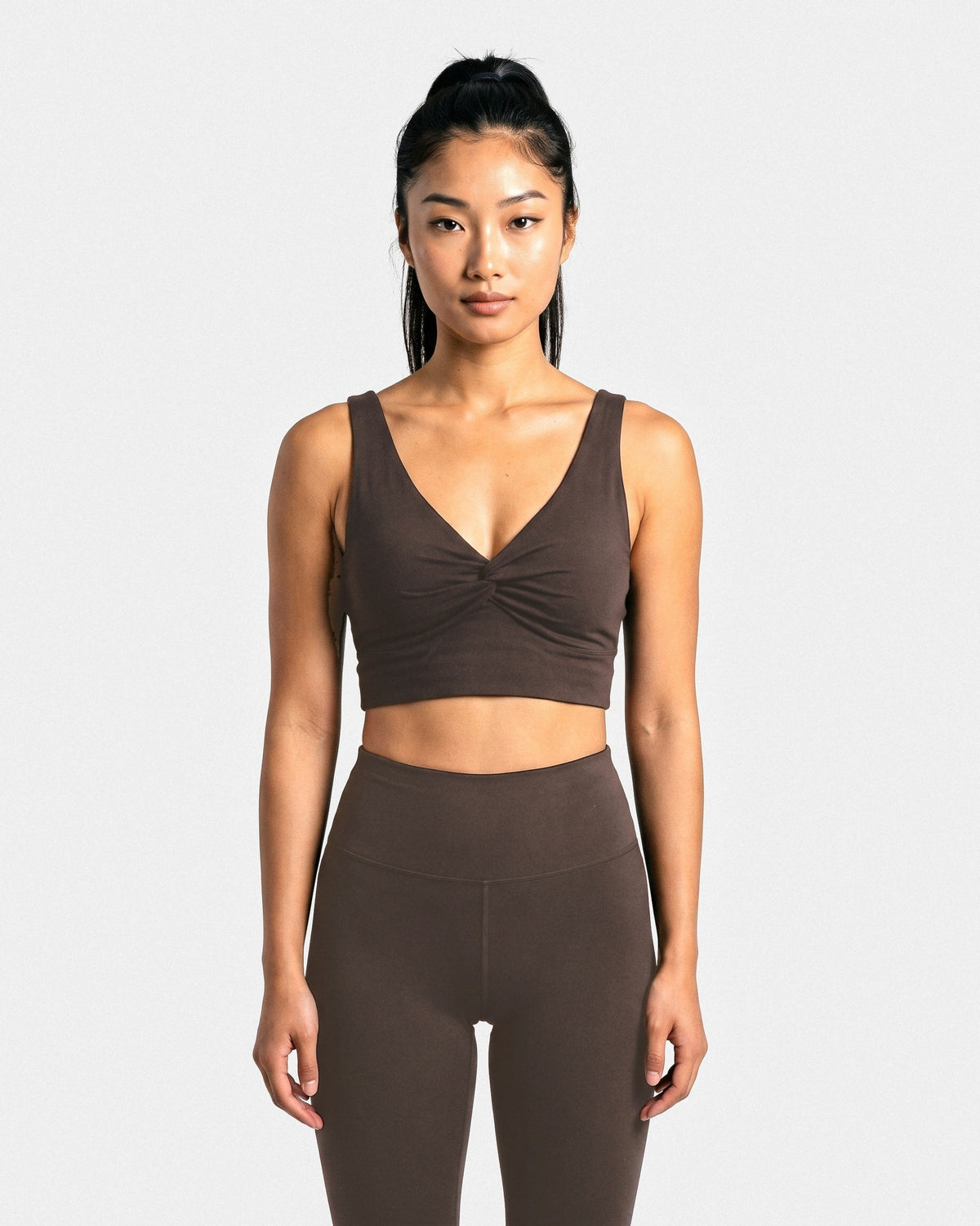 OMNÉA Twist Crop Top in OMNÉA Mocha – Vorderansicht