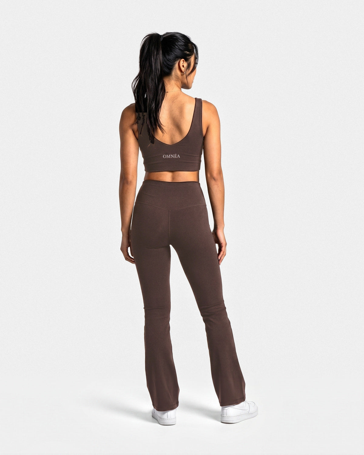 OMNÉA Twist Crop Top in OMNÉA Mocha – Rückansicht
