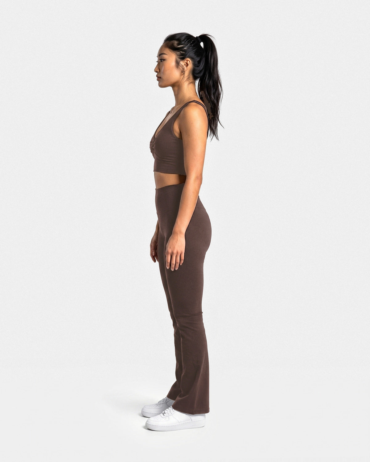OMNÉA Twist Crop Top in OMNÉA Mocha – Seitenansicht