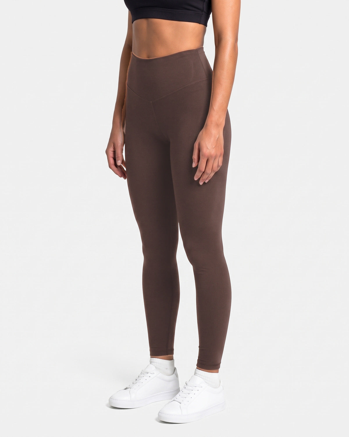 OMNÉA V-Shape High Waist Leggings in OMNÉA Mocha – Dreiviertelansicht