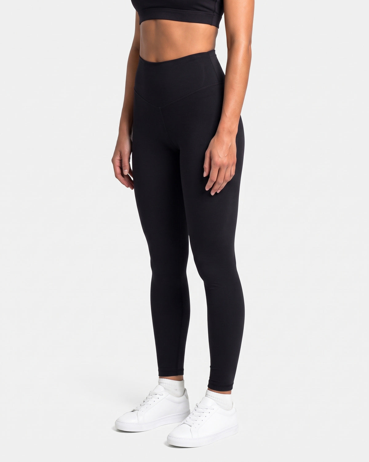 OMNÉA V-Shape High Waist Leggings in OMNÉA Black – Dreiviertelansicht