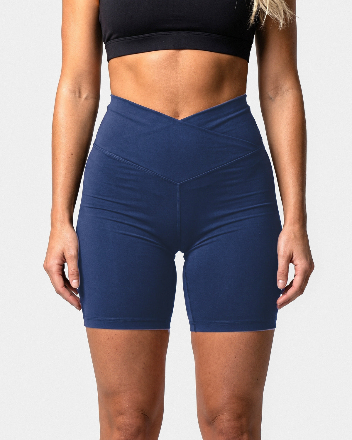 OMNÉA V-Shape Short Leggings in OMNÉA Blue – Vorderansicht