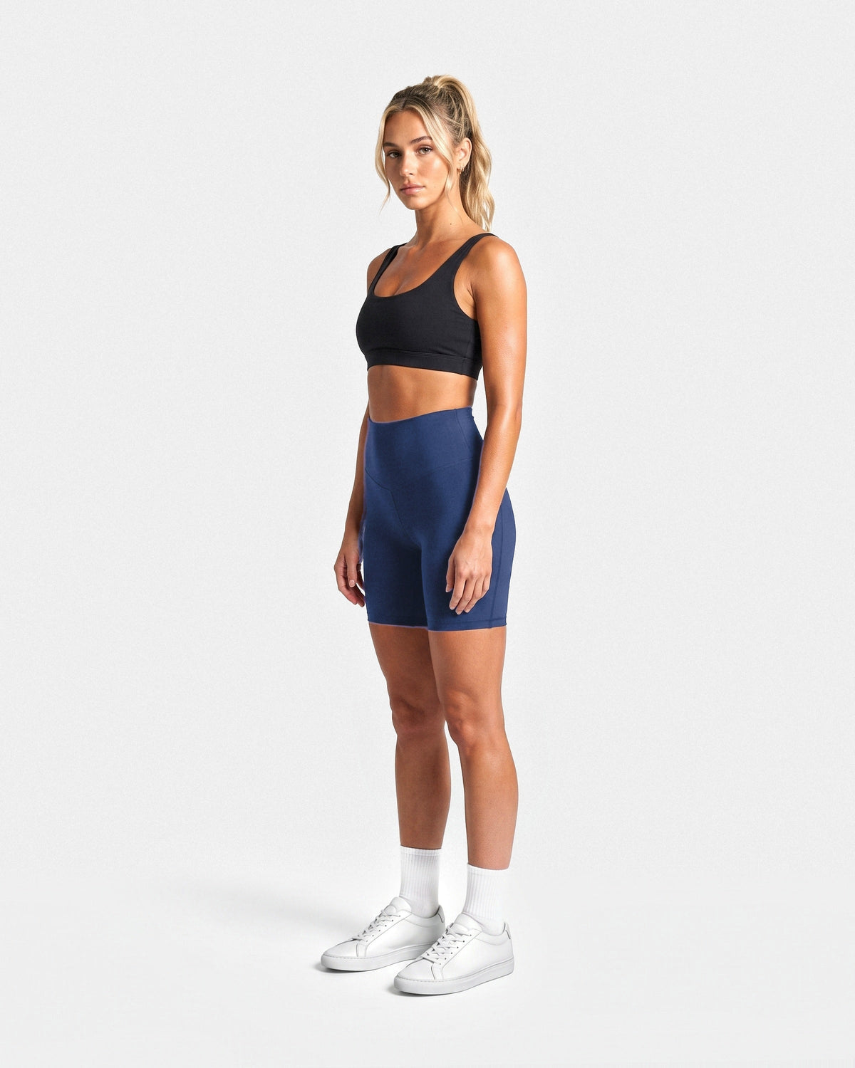OMNÉA V-Shape Short Leggings in OMNÉA Blue – Dreiviertelansicht
