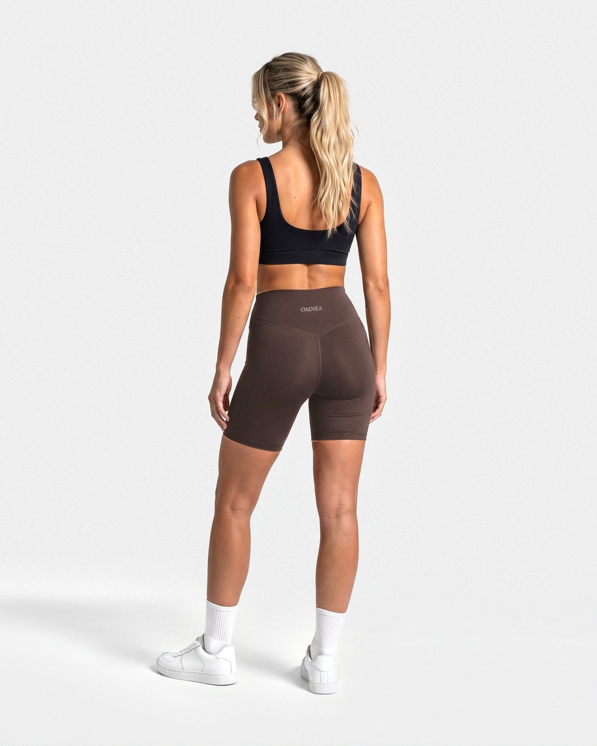 OMNÉA V-Shape Short Leggings in OMNÉA Mocha – Rückansicht