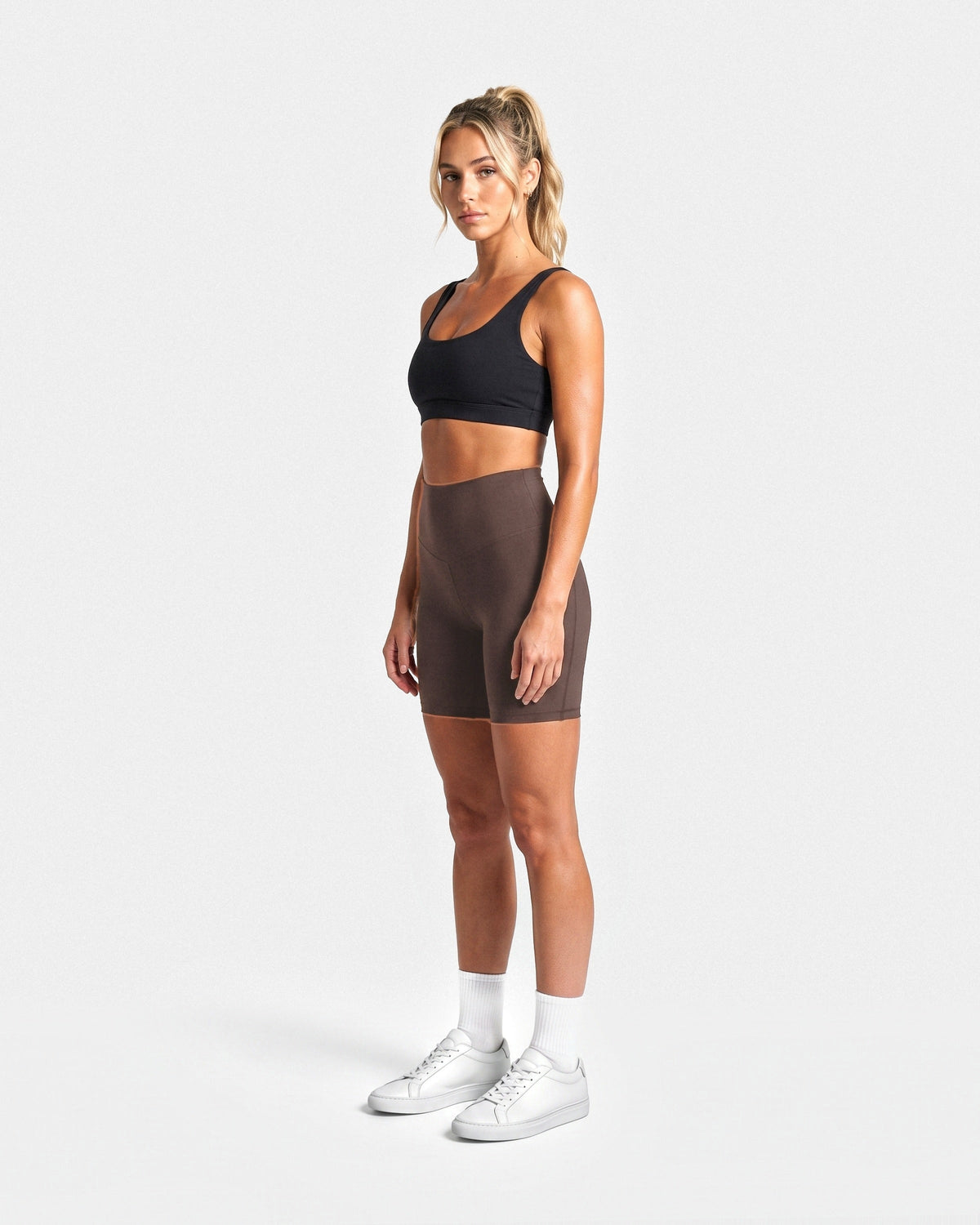 OMNÉA V-Shape Short Leggings in OMNÉA Mocha – Dreiviertelansicht